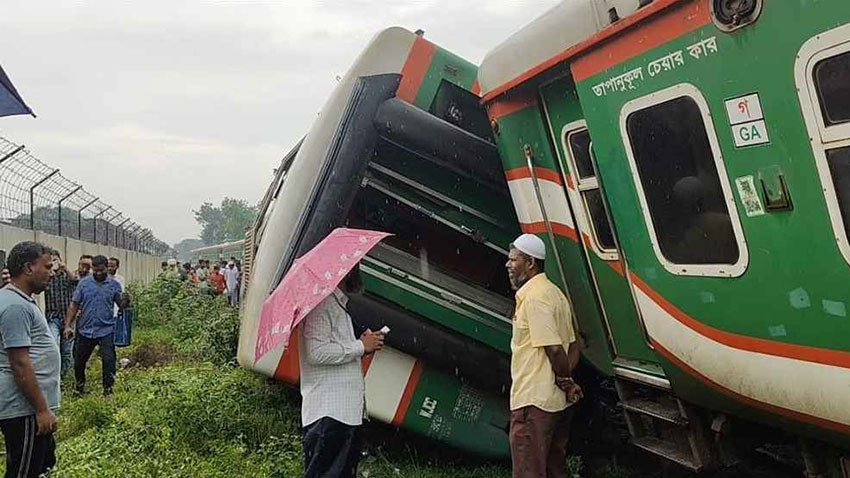 লালমনিরহাটে ট্রেনের মুখোমুখি সংঘর্ষ, লাইনচ্যুত ২ বগি